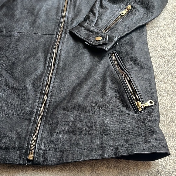 WOMAN’S Vintage Black Leather Jacket Size Medium - Picture 2 of 6